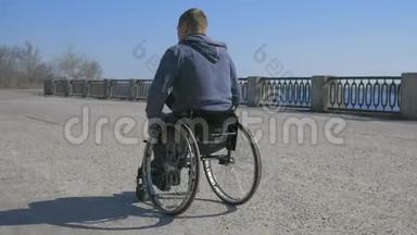 残疾人士，轮椅车轮，困难在街上行走轮椅，残疾人坐轮椅